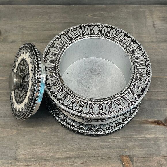 Vintage Style Round Filigree Silver Tone Mini Storage Gift Trinket Box - Picture 6 of 9